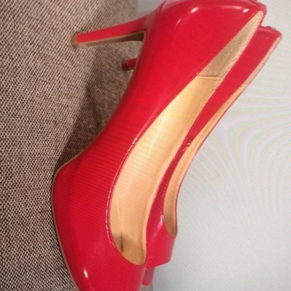 Liz Claiborne Red Heels size 8 - Picture 4 of 5